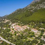 Korta - Spacious House With Pool