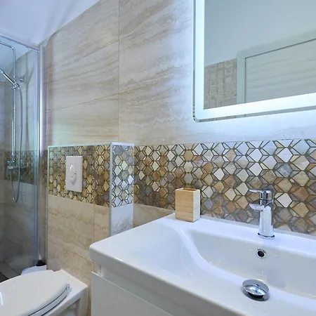 Korta - Spacious House With Pool Villa