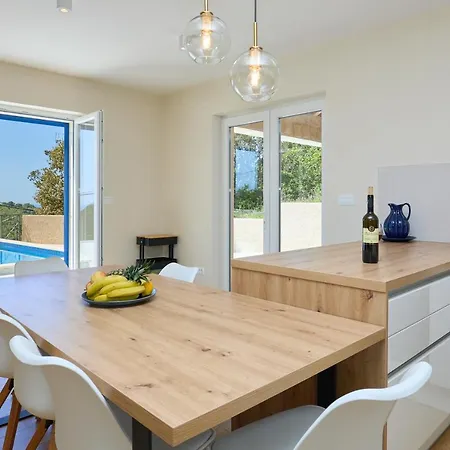 Korta - Spacious House With Pool