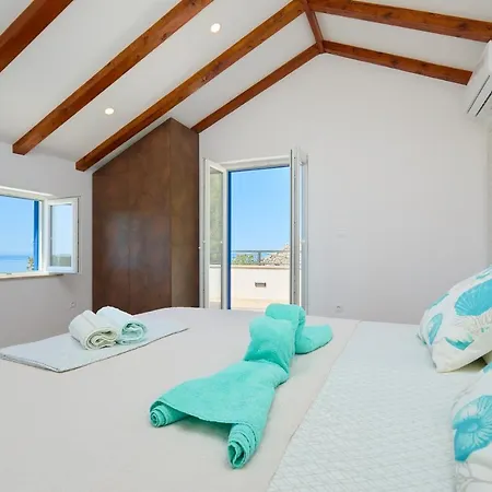 Villa Korta - Spacious House With Pool