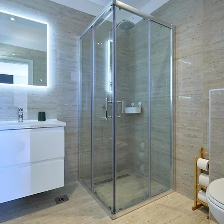 Korta - Spacious House With Pool