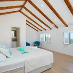 Vila Korta - Spacious House With Pool *