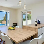 Korta - Spacious House With Pool