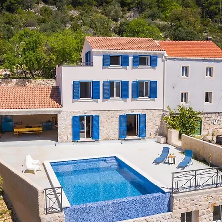 Villa Korta - Spacious House With Pool