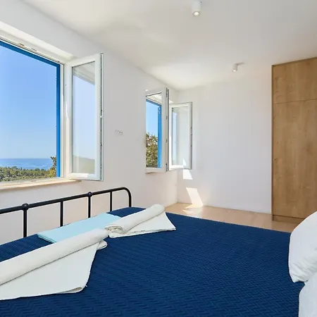 Villa Korta - Spacious House With Pool