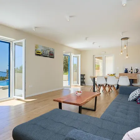 Korta - Spacious House With Pool *