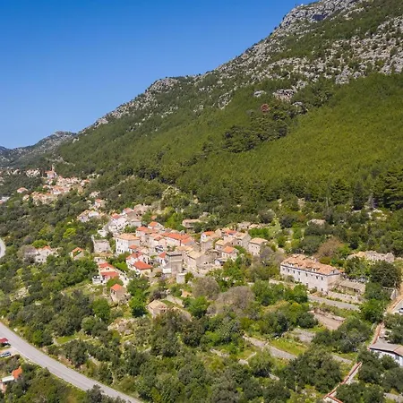 Korta - Spacious House With Pool