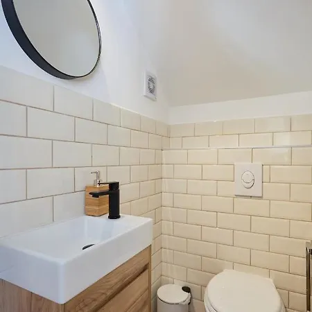 Korta - Spacious House With Pool