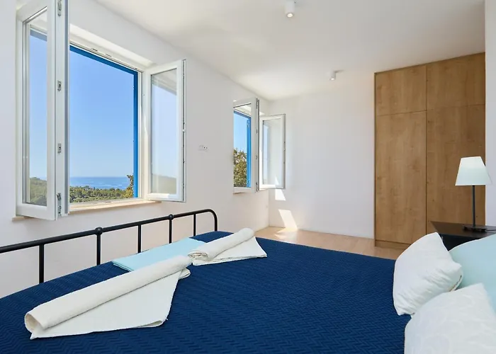 Villa Korta - Spacious House With Pool