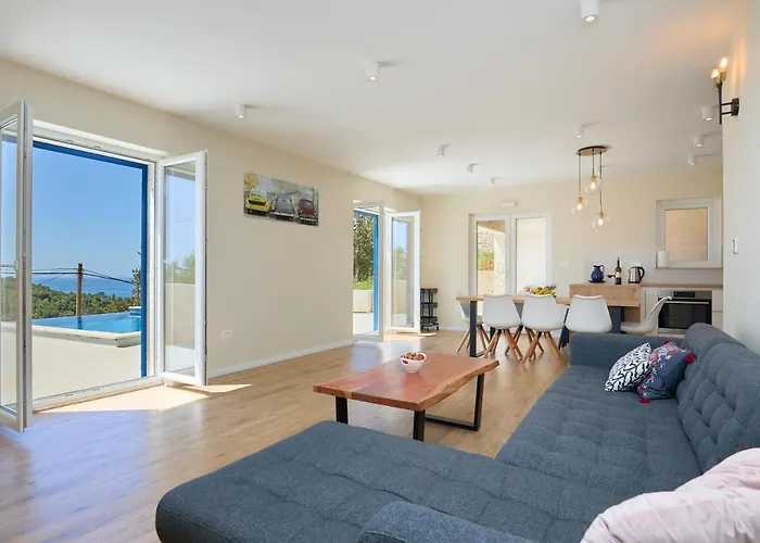 Korta - Spacious House With Pool *